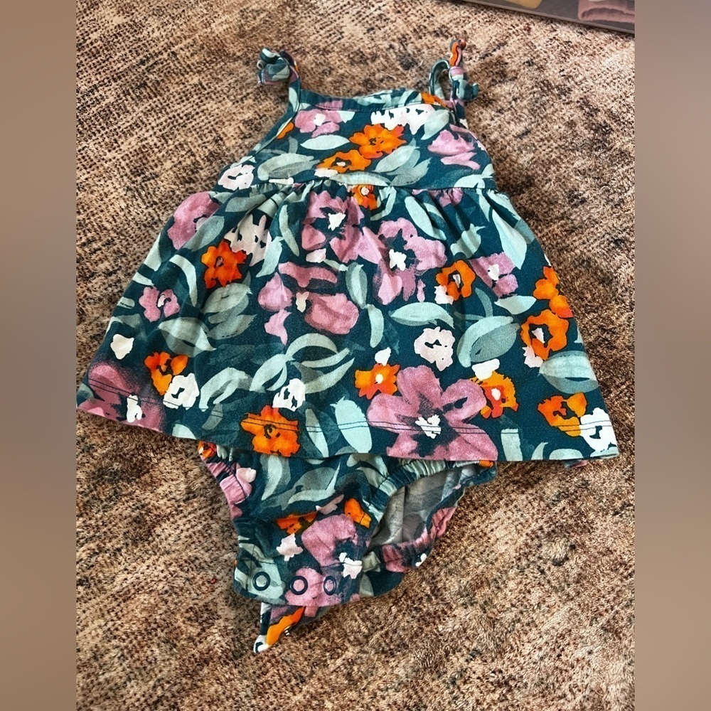 4/$20 Carter’s Floral Baby Romper 9 Months